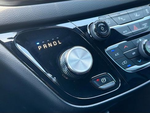 Used 2025 Chrysler Pacifica Select FWD image 16