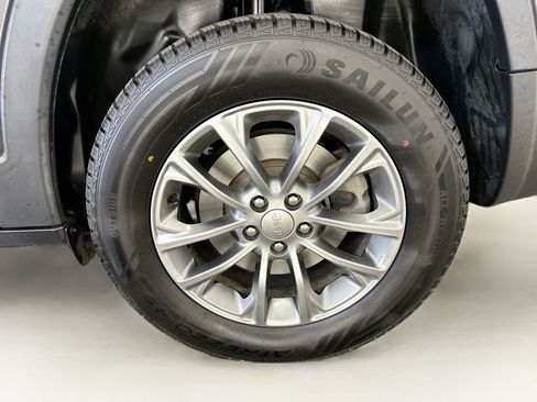 Used 2019 Jeep Cherokee Latitude Plus w/ Comfort/Convenience Group AWD/4WD image 36