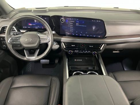 Used 2025 Chevrolet Suburban Z71 image 12