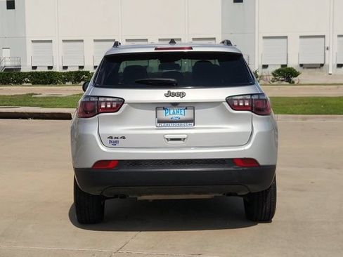 Used 2025 Jeep Compass Latitude w/ Convenience Group AWD/4WD image 6