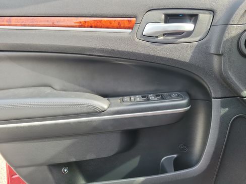 Used 2014 Chrysler 300 RWD image 15