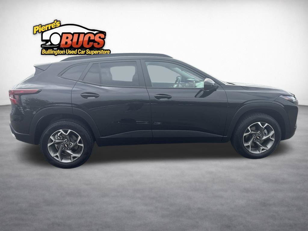 Used 2025 Chevrolet Trax LT FWD image 6