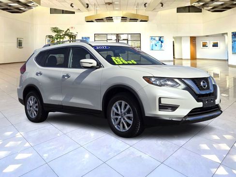 Used 2017 Nissan Rogue SV image 3