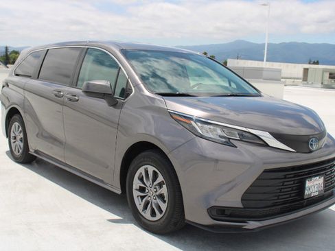 Certified 2023 Toyota Sienna LE FWD image 2