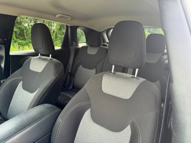 Used 2017 Jeep Cherokee Sport FWD image 24