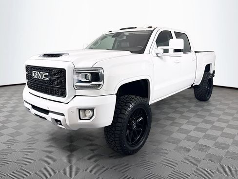 Used 2019 GMC Sierra 2500 Denali w/ Duramax Plus Package AWD/4WD image 3