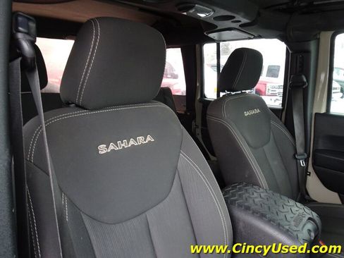 Used 2017 Jeep Wrangler Unlimited Sahara w/ Connectivity Group AWD/4WD image 16