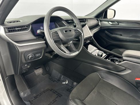 Used 2023 Jeep Grand Cherokee L Laredo RWD image 9