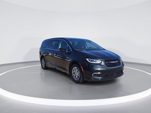Used 2024 Chrysler Pacifica Touring-L image 2