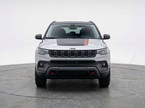 Used 2025 Jeep Compass Trailhawk AWD/4WD image 2