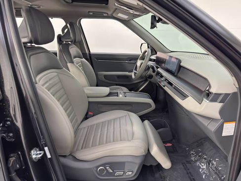 Used 2024 Kia EV9 Land image 16