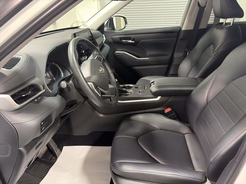 Used 2022 Toyota Highlander XLE AWD/4WD image 13