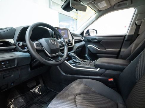 Certified 2025 Toyota Highlander LE AWD/4WD image 4