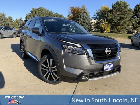 New 2025 Nissan Pathfinder Platinum image 2