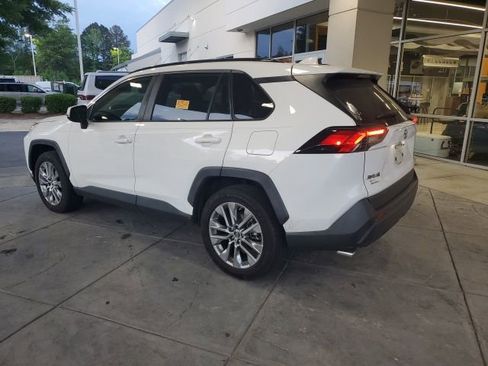 Used 2019 Toyota RAV4 XLE Premium w/ Cold Weather Package AWD/4WD image 4