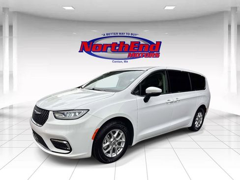 Used 2023 Chrysler Pacifica Touring-L FWD image 7