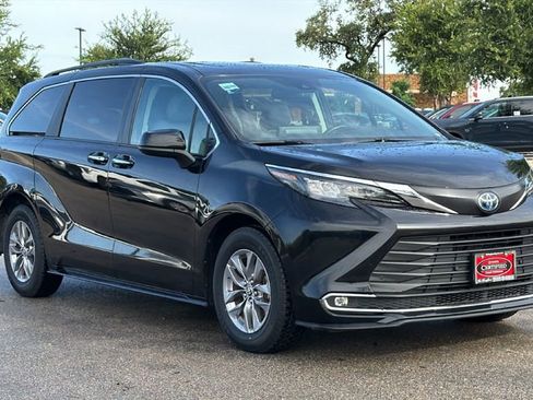 Certified 2024 Toyota Sienna XLE FWD image 3