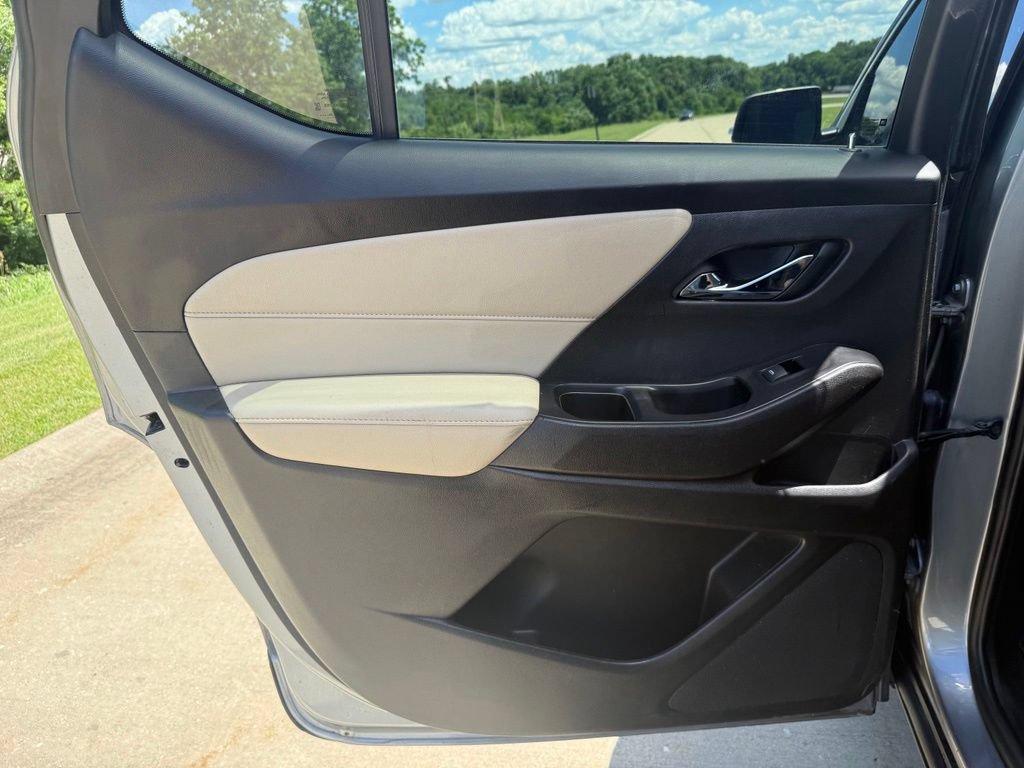 Used 2023 Chevrolet Traverse LS w/ Safety Package FWD image 11