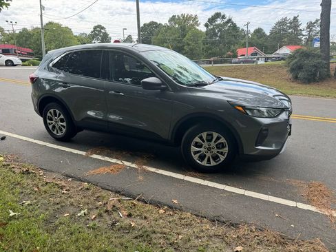 Used 2023 Ford Escape Active image 3