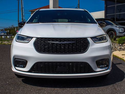 Used 2024 Chrysler Pacifica Limited FWD image 2