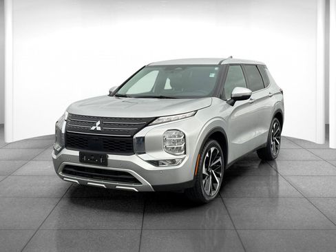 Used 2024 Mitsubishi Outlander SE image 3