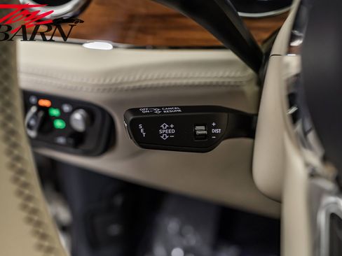 Used 2021 Bentley Bentayga image 37