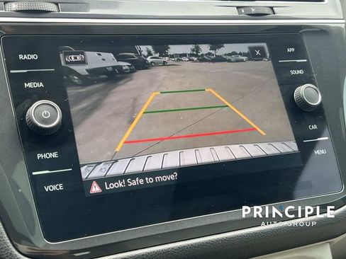 Used 2023 Volkswagen Tiguan SE w/ Panoramic Sunroof Package FWD image 25