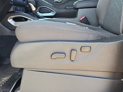 Used 2025 Nissan Frontier SV image 28