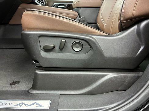 Used 2025 Chevrolet Suburban High Country AWD/4WD image 13