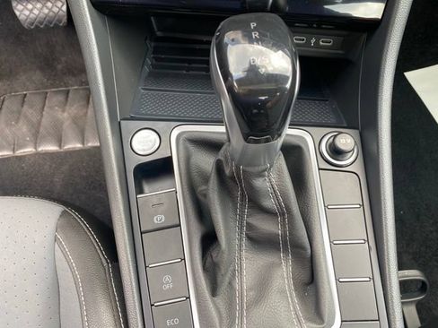 Used 2025 Volkswagen Jetta SE FWD image 23