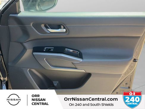 Used 2025 Nissan Pathfinder SL FWD image 10