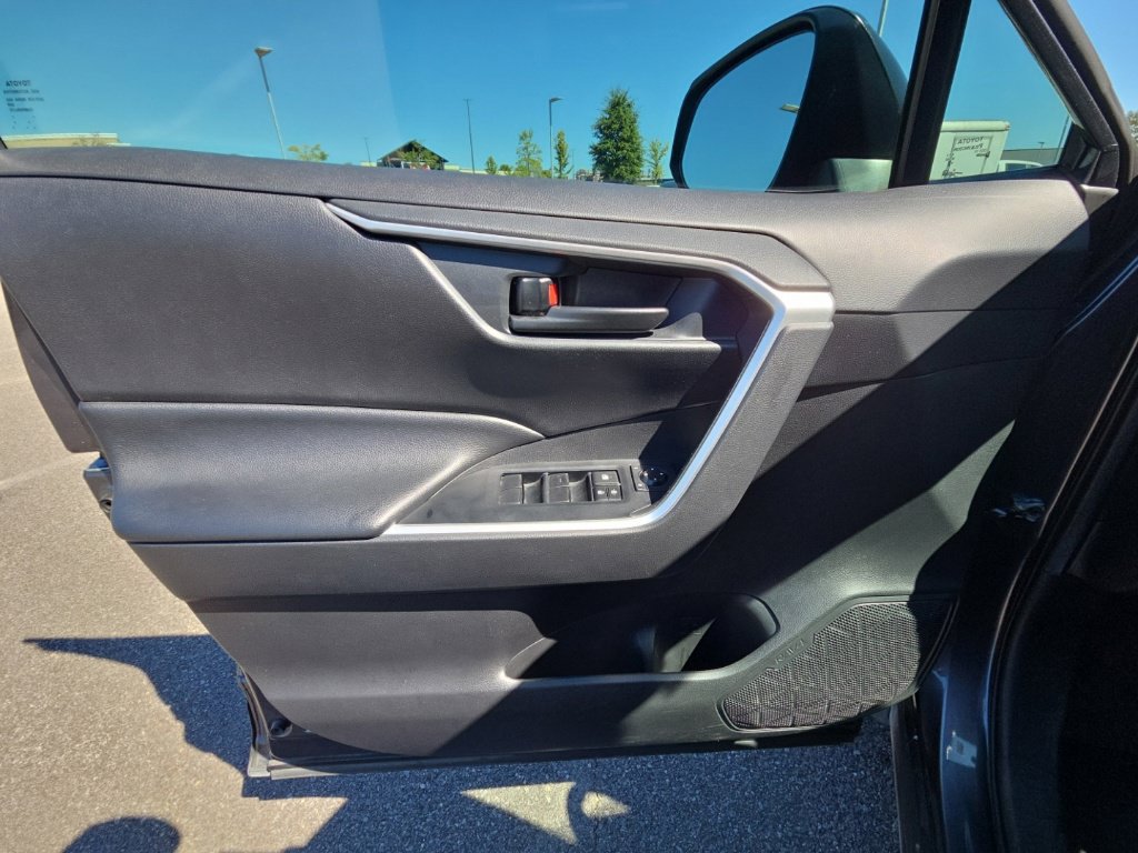 Used 2020 Toyota RAV4 LE FWD image 27