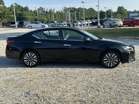 Used 2025 Nissan Altima 2.5 SV FWD image 4