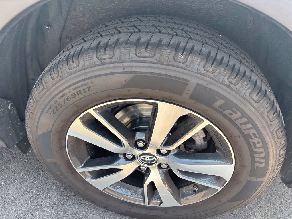 Used 2017 Toyota RAV4 XLE w/ Carpet Mat Package AWD/4WD image 16