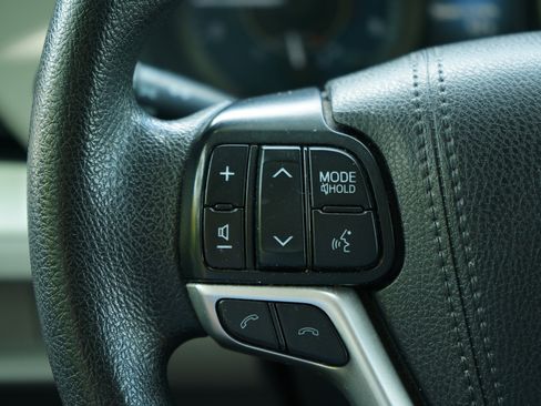 Used 2020 Toyota Sienna L image 21