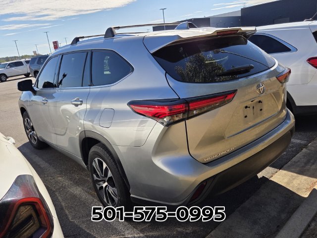 Used 2021 Toyota Highlander XLE FWD image 2