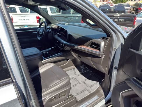 Used 2025 Chevrolet Suburban Z71 AWD/4WD image 9