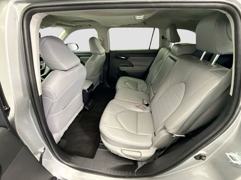 Used 2023 Toyota Highlander XLE image 19