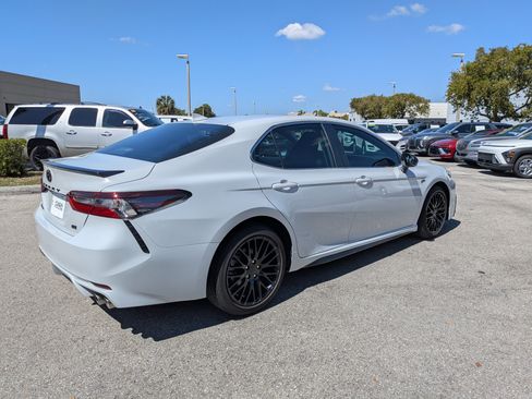 Used 2023 Toyota Camry SE image 4