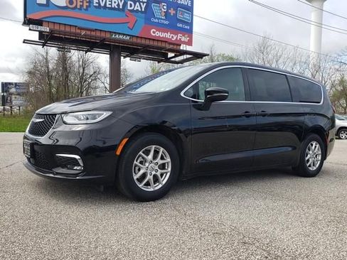 Used 2025 Chrysler Pacifica Select FWD image 8