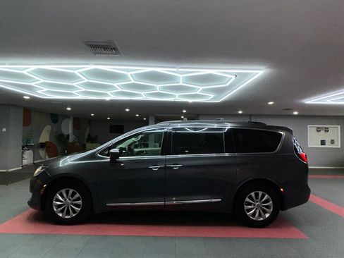 Used 2017 Chrysler Pacifica Touring-L image 3