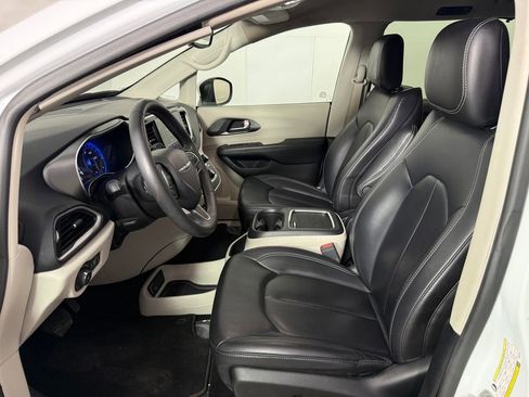 Used 2023 Chrysler Pacifica Touring-L FWD image 14