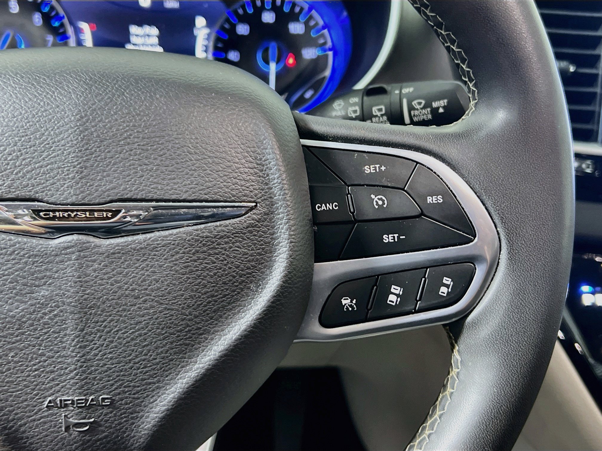 Used 2023 Chrysler Pacifica Touring-L FWD image 19