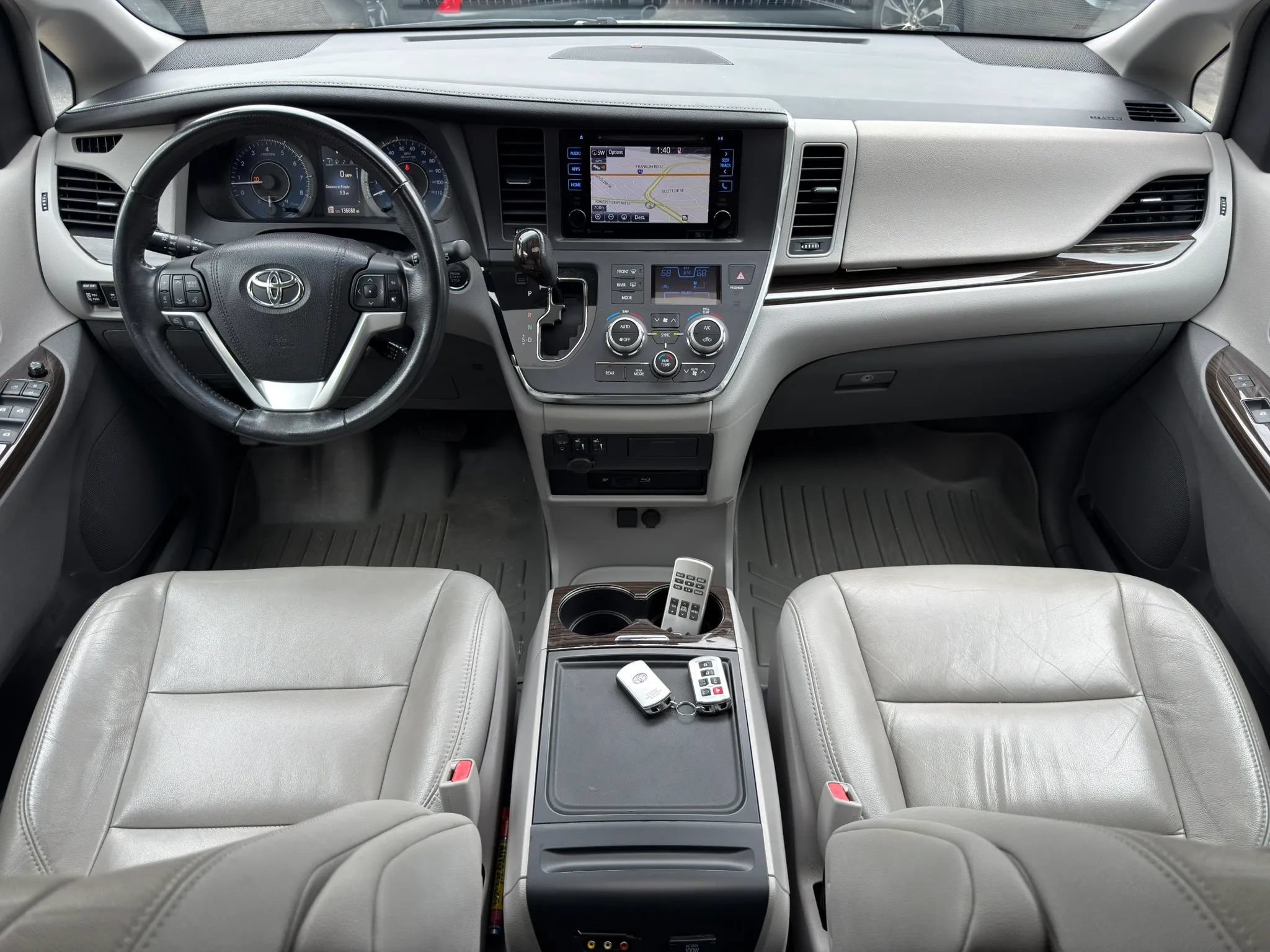 Used 2017 Toyota Sienna XLE Premium FWD image 17