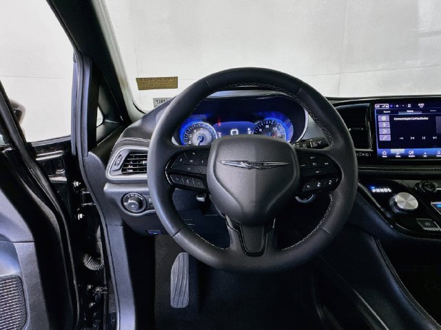 Used 2025 Chrysler Pacifica Limited FWD image 13
