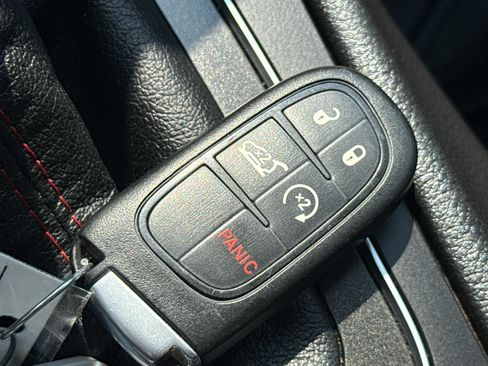 Used 2019 Jeep Cherokee Trailhawk AWD/4WD image 38