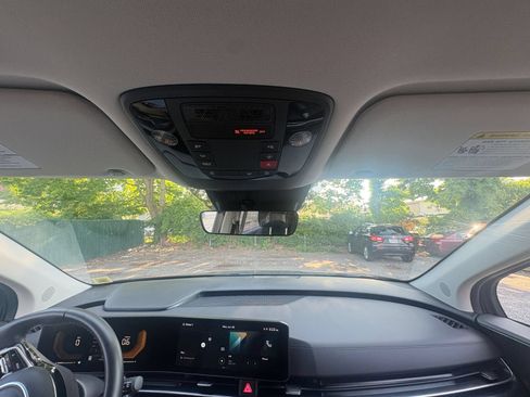 Used 2026 Kia Carnival FWD image 32
