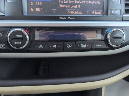 Used 2015 Toyota Highlander XLE image 25