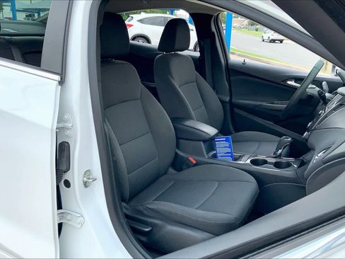 Used 2018 Chevrolet Cruze LT w/ Convenience Package image 8