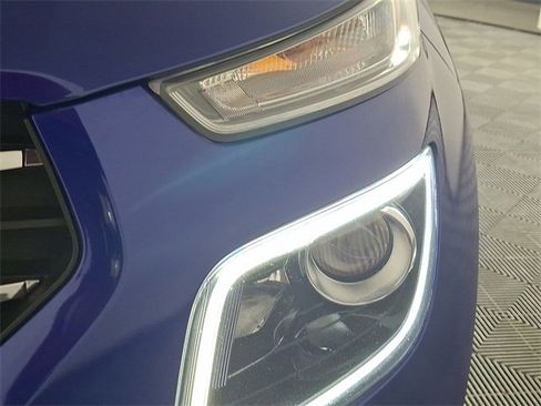 Used 2022 Hyundai Venue Limited image 13